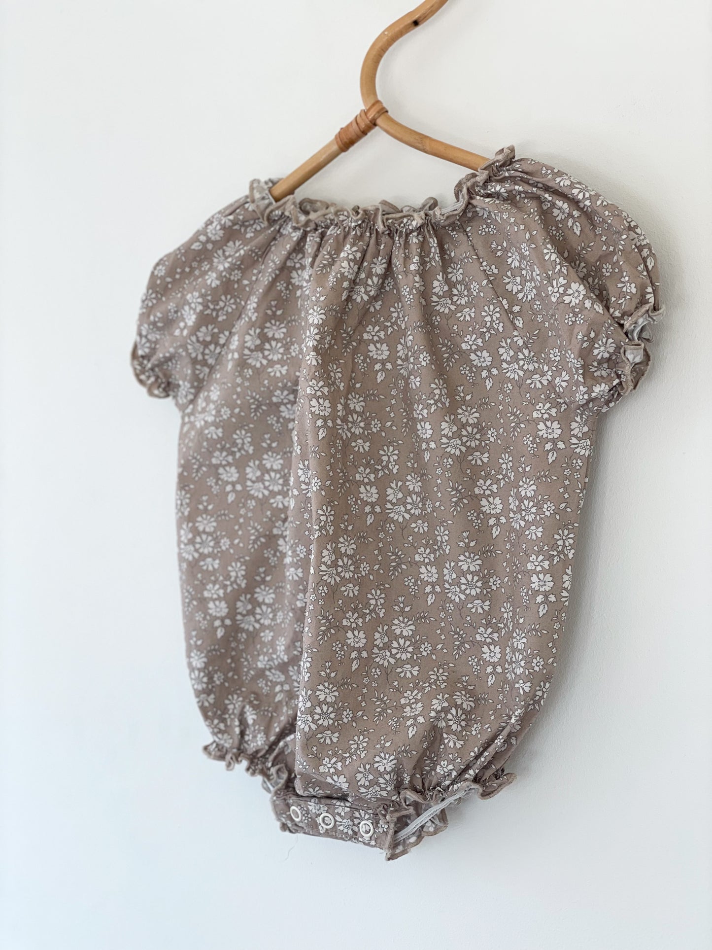HUTTELIHUT romper i Liberty str. 1-3 mdr