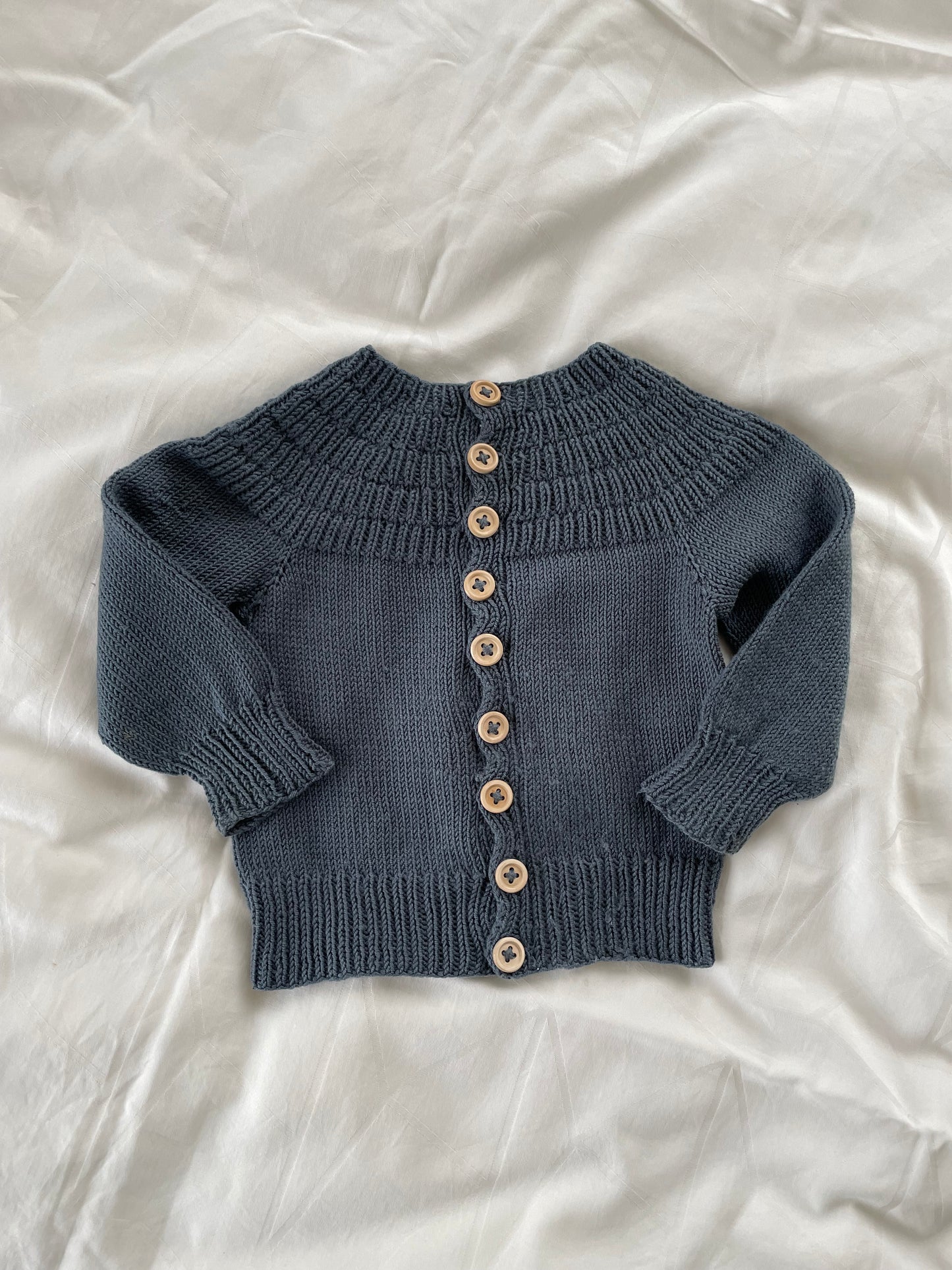 Håndstrikket cardigan i Merinould str. 6-9 mdr