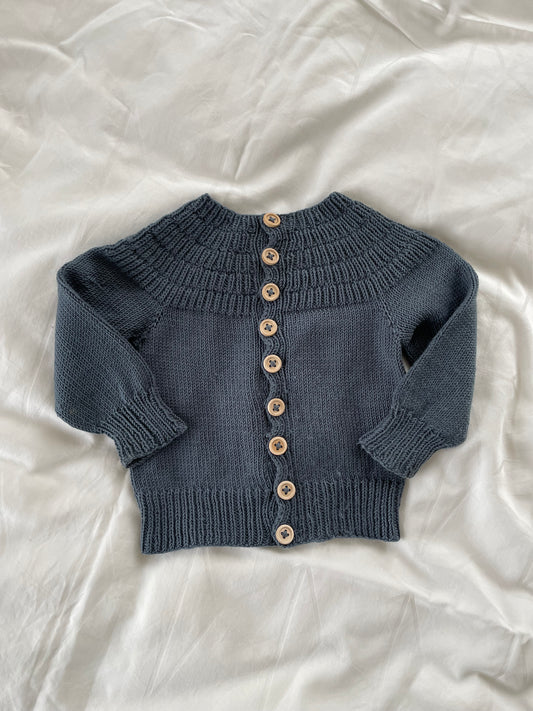 Håndstrikket cardigan i Merinould str. 6-9 mdr