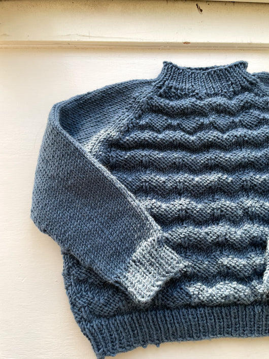 Håndstrikket blå sweater, uld str. 12 mdr