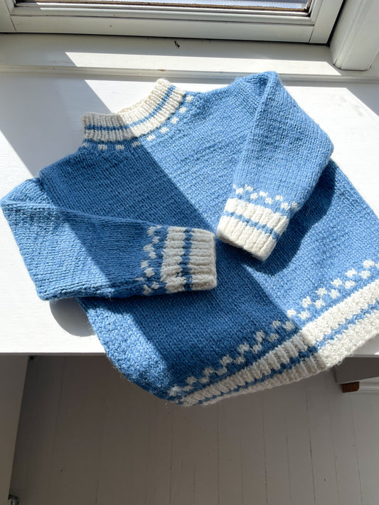 Håndstrikket blå/hvid sweater str. 92