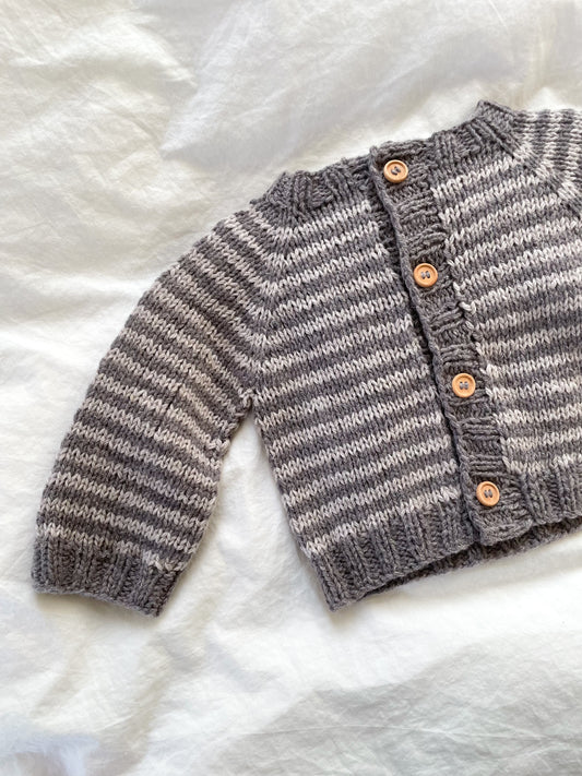 Håndstrikket stribet cardigan, Lammeuld str. 6-9 mdr