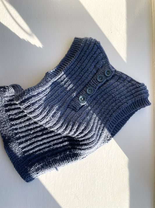 Håndstrikket blå vest i uld, 2 år
