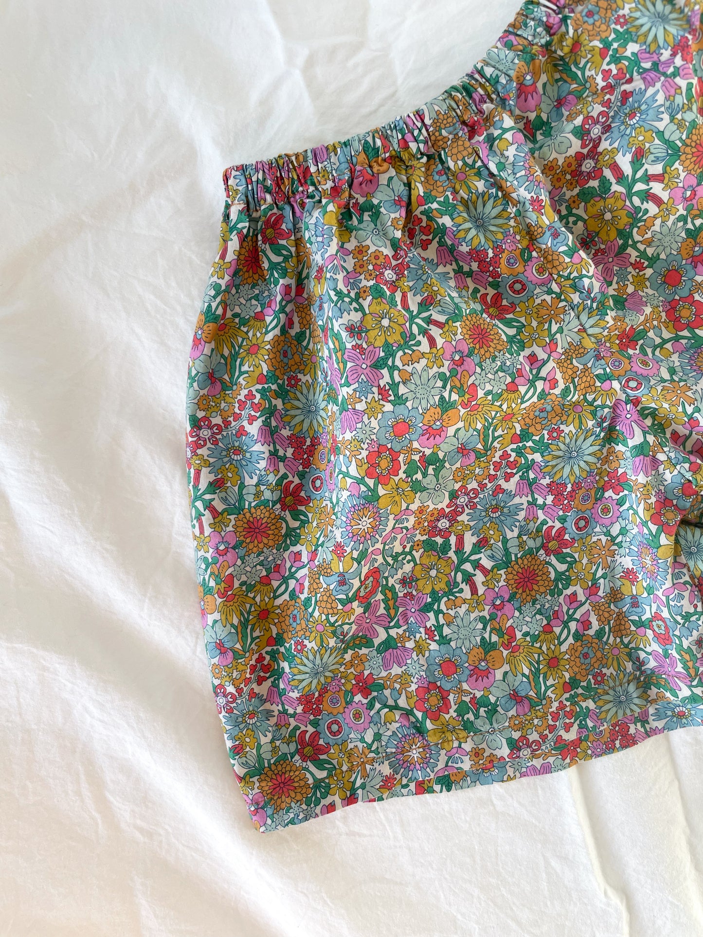 Håndsyede shorts i Liberty str. 86