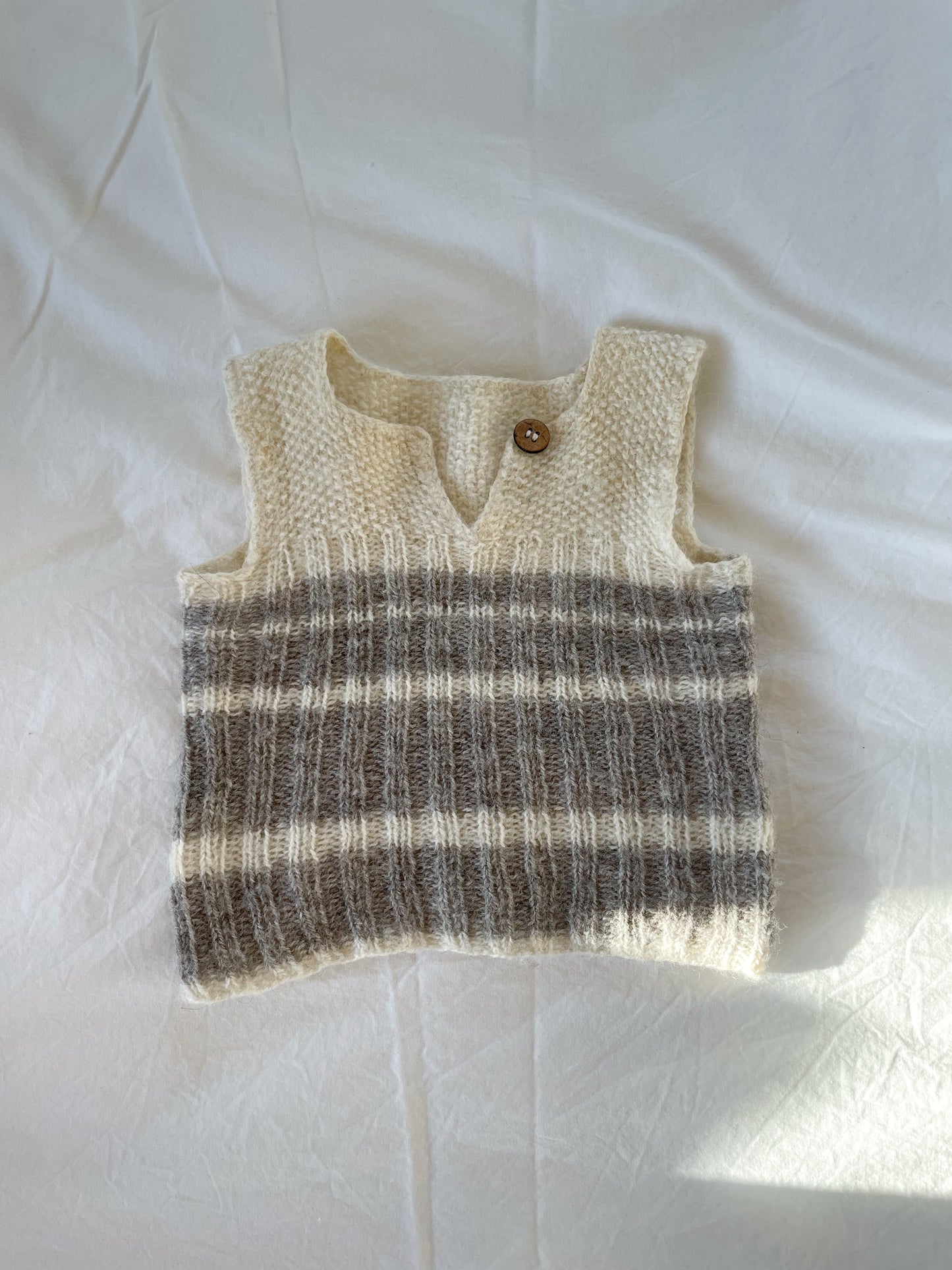 Håndstrikket vest i uld str. 0-3 mdr