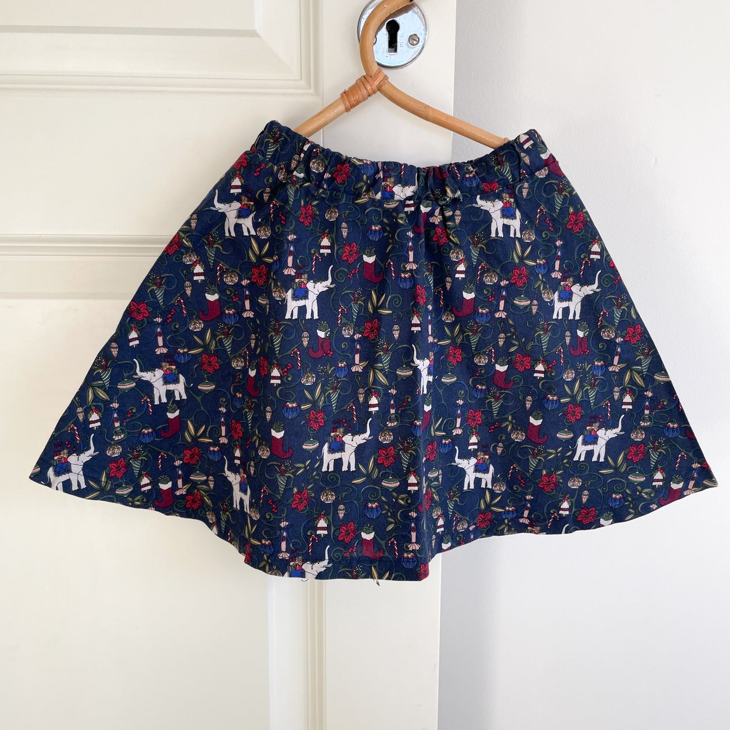 Håndsyet nederdel med julemotiv str. 2-4 år