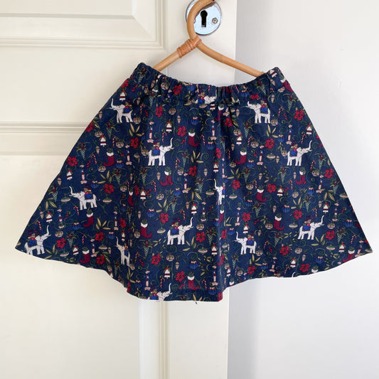 Håndsyet nederdel med julemotiv str. 2-4 år