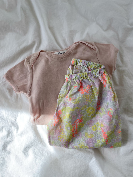 Håndsyede bukser i Liberty str. 12 mdr