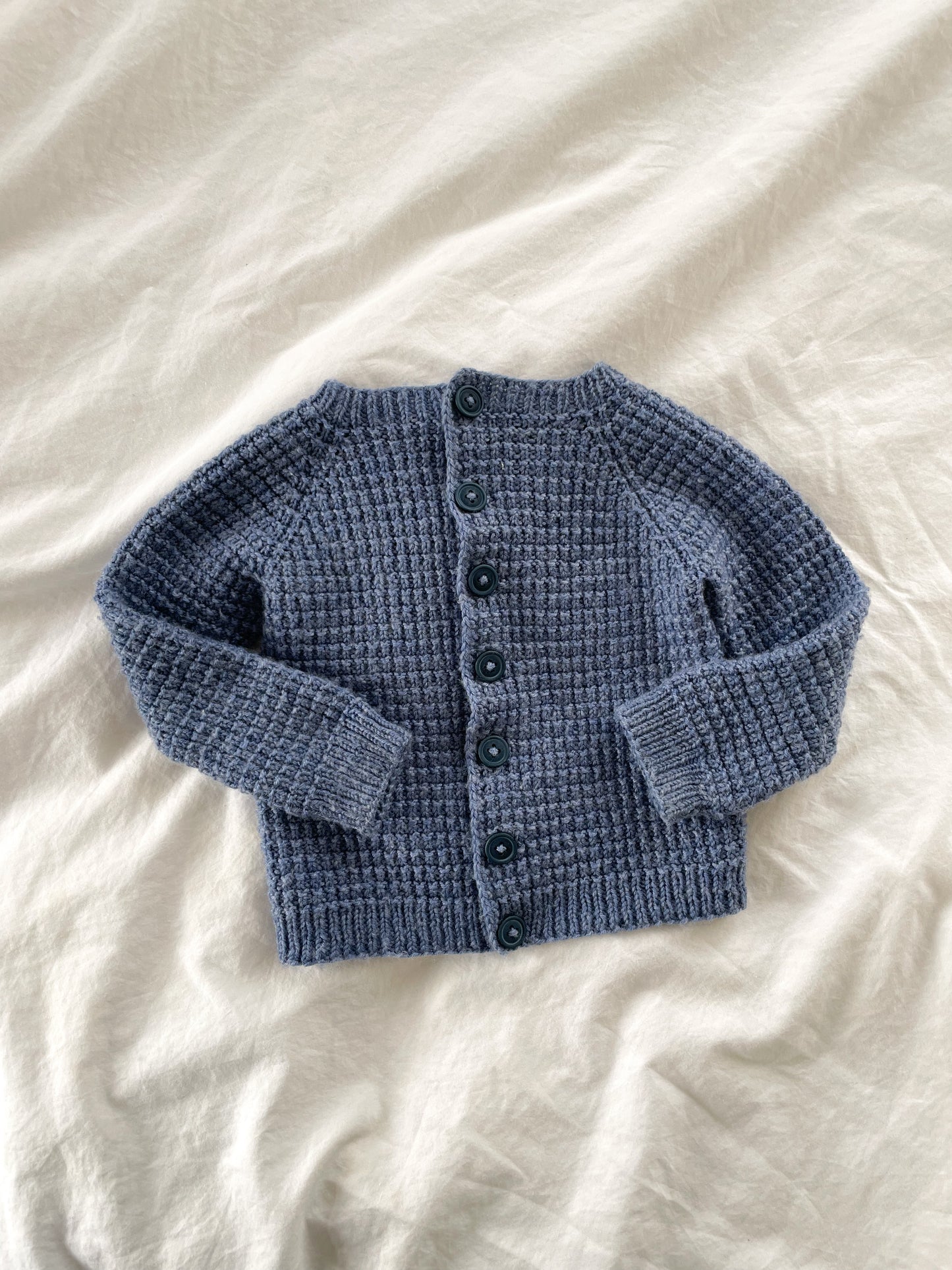 Håndstrikket blå cardigan str. 6 mdr