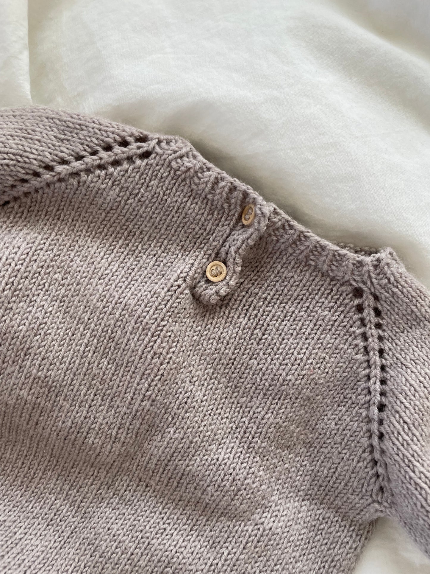 Håndstrikket flæsebluse, Merino str. 6-9 mdr