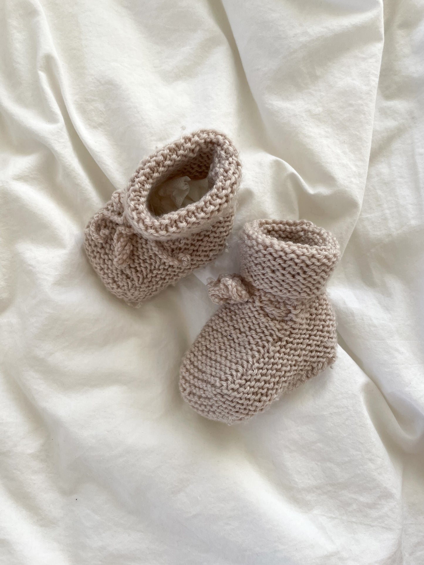 Håndstrikkede beige futter, uld str. 3 mdr