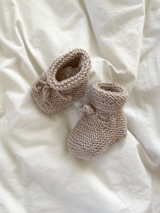 Håndstrikkede beige futter, uld str. 3 mdr