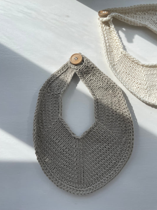 Håndstrikket beige savlesmæk