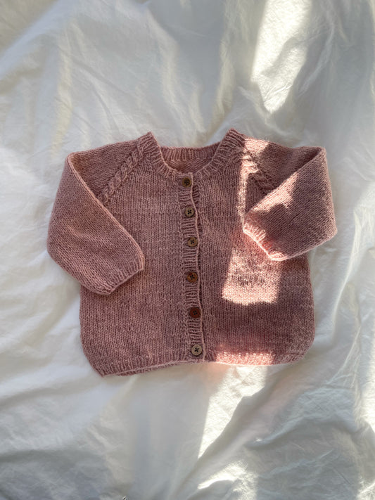 Håndstrikket rosa cardigan, uld str. 6 mdr