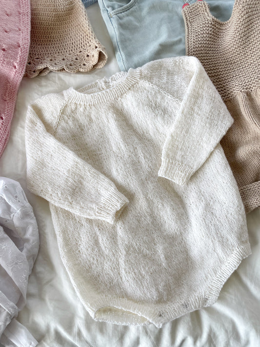 Håndstrikket bodystocking i babyuld