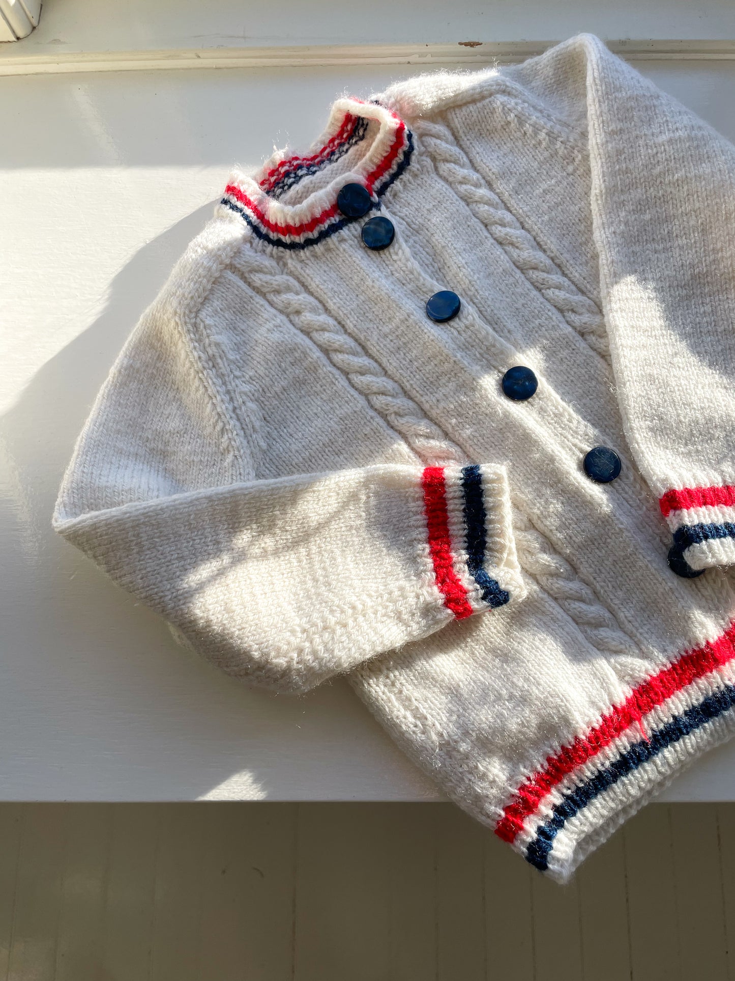 Håndstrikket cardigan i uld str. 9-12 mdr