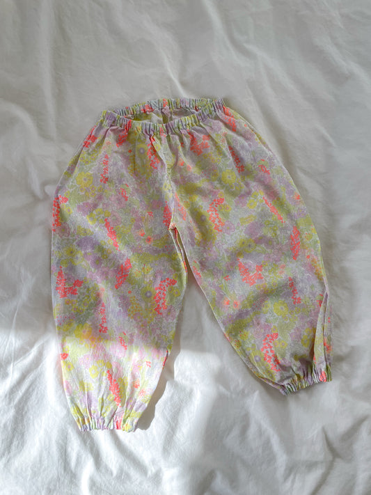 Håndsyede bukser i Liberty str. 12 mdr
