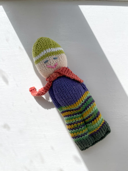 Håndstrikket figur - dreng