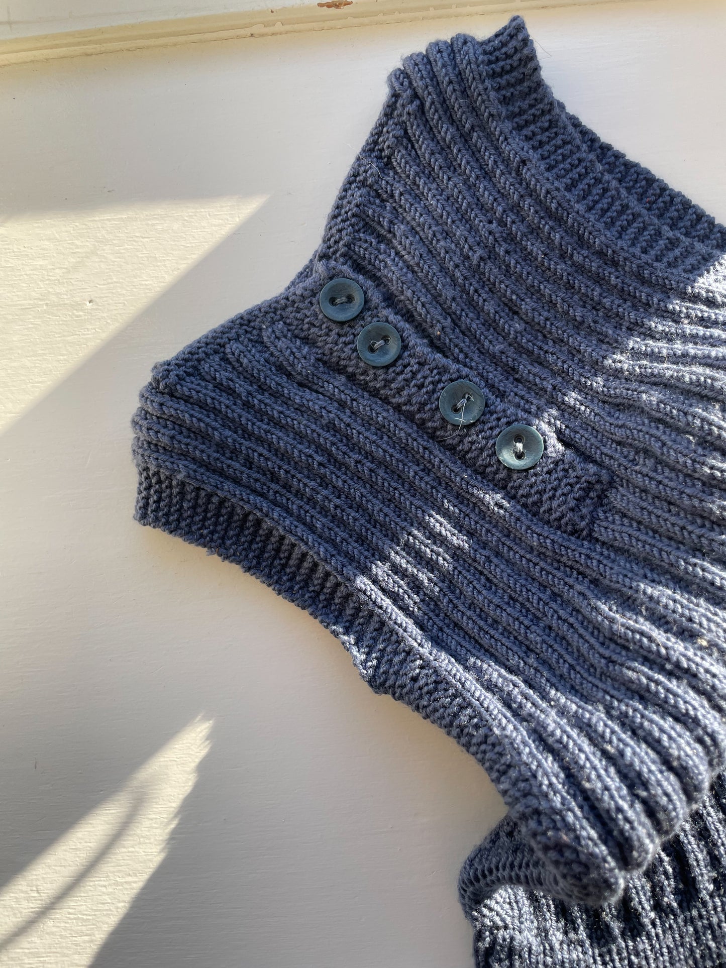 Håndstrikket blå vest i uld, 2 år