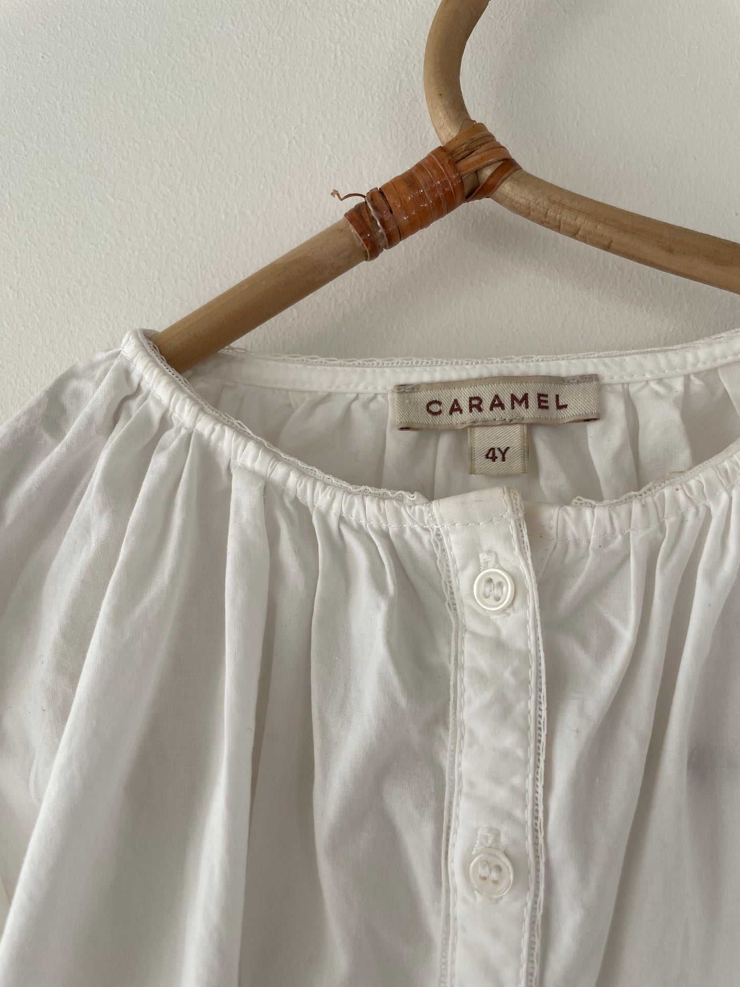 CARAMEL hvid skjorte med vidde str. 4 år