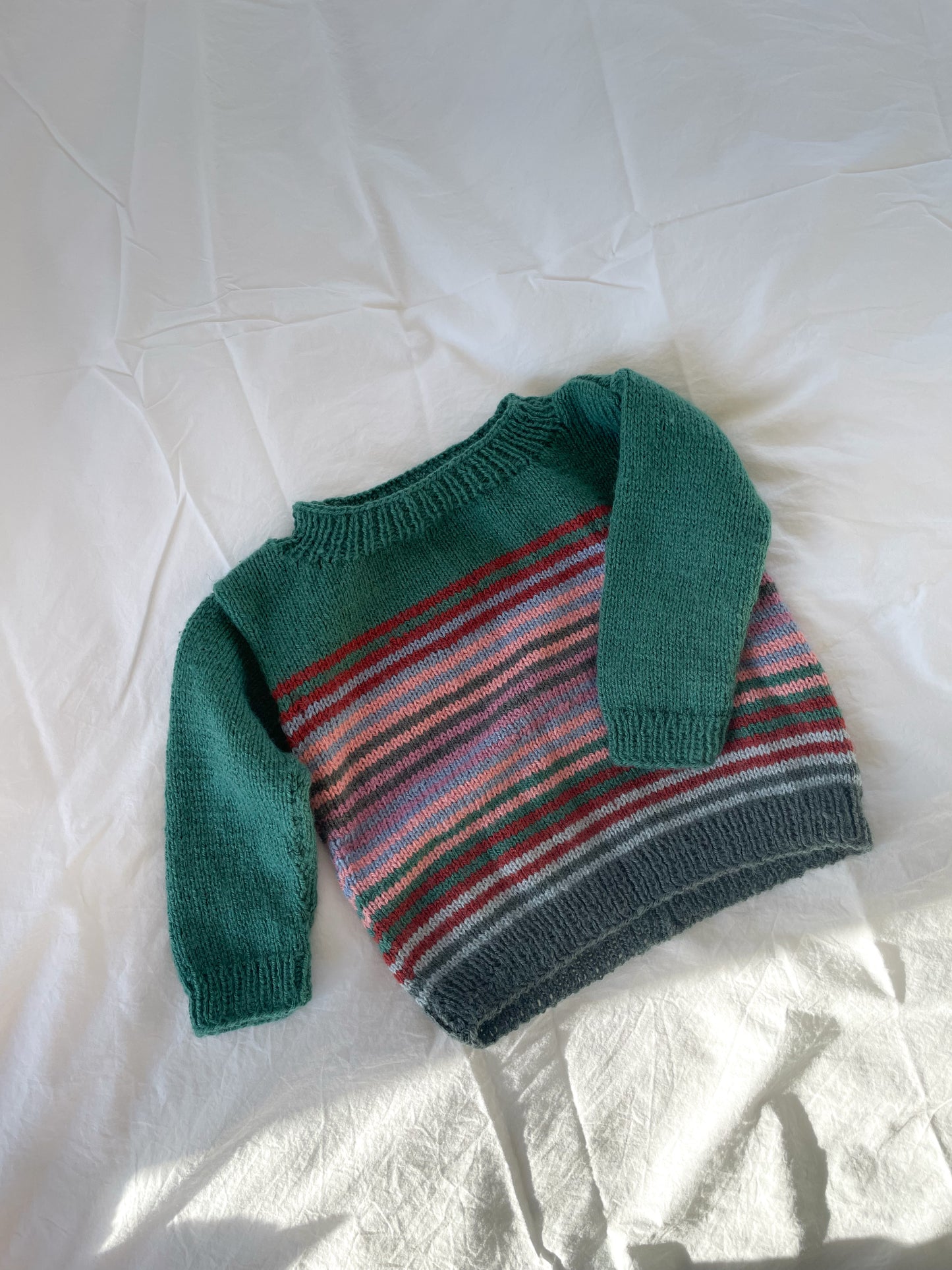 Håndstrikket sweater med striber str. 92