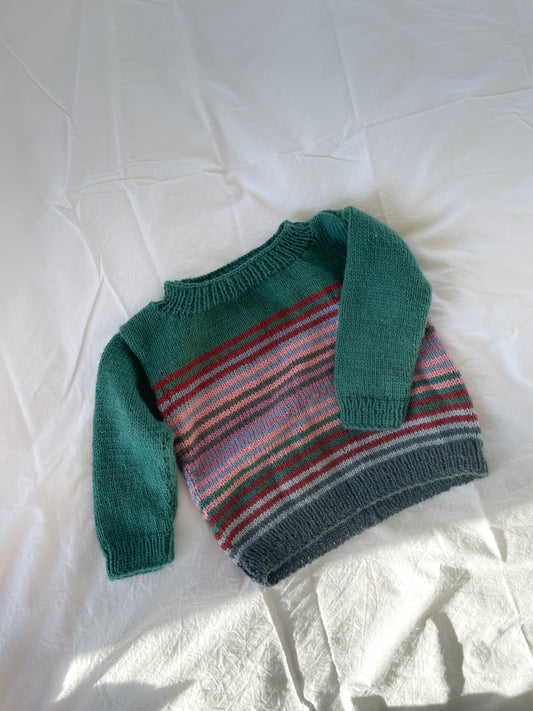 Håndstrikket sweater med striber str. 92