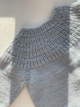 Håndstrikket NY Ankers bluse, Merino str. 6 mdr